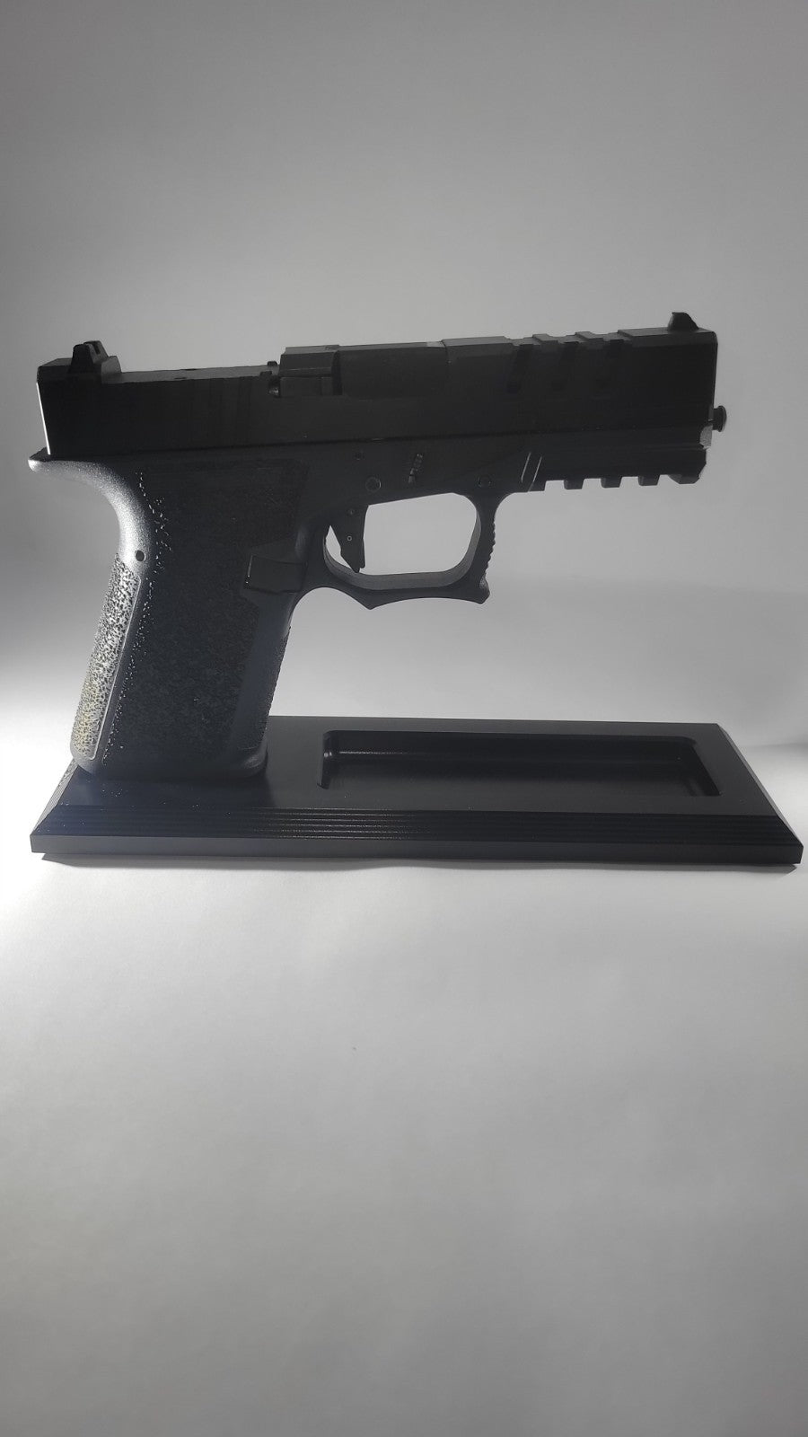 Unaversial Pistol Stand