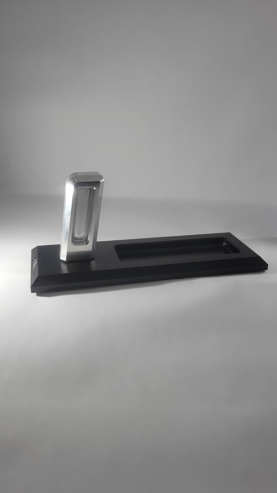 Unaversial Pistol Stand